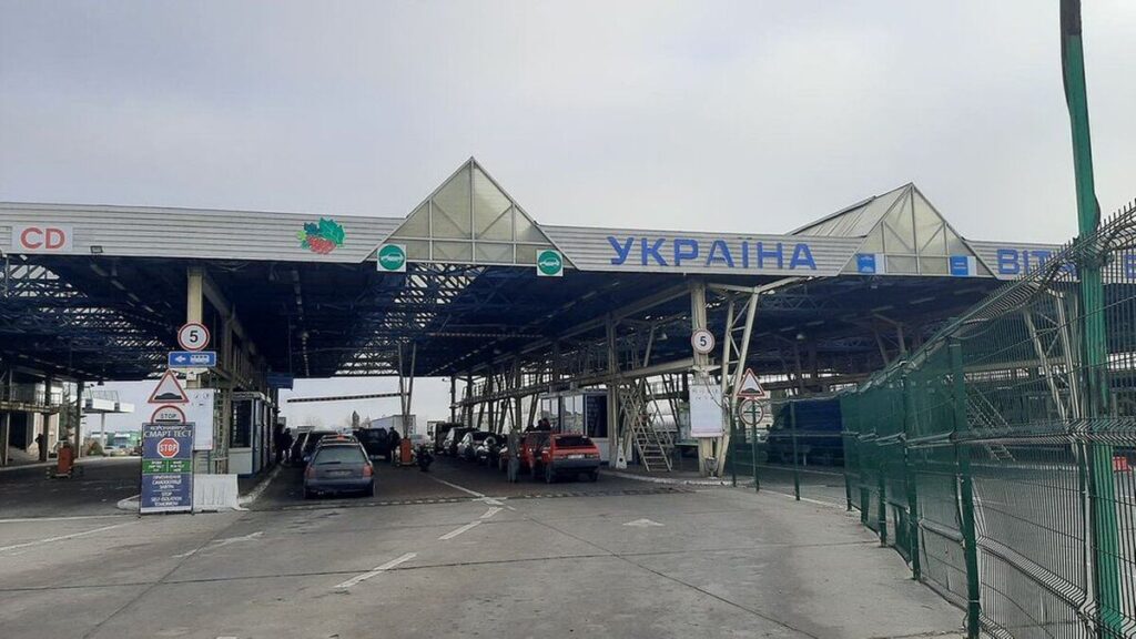 В Україні спростили виїзд дітей за кордон на оздоровлення