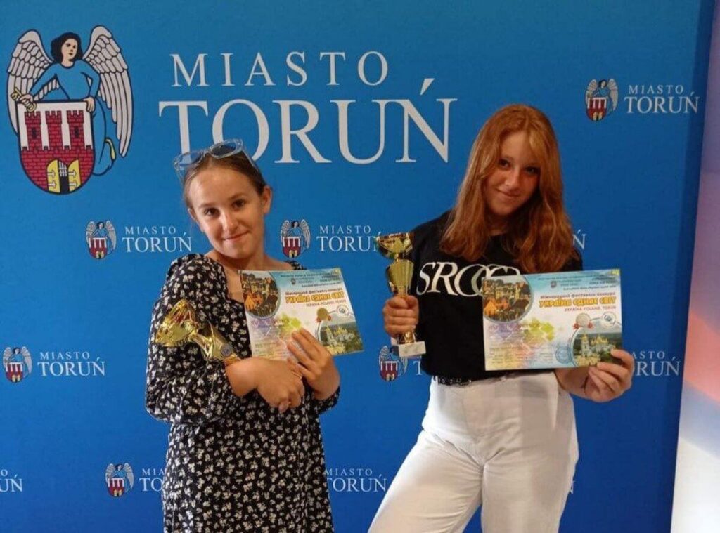 Вінничанки Анастасія Побережна та Марія Ніколаєць посіли призові місця на міжнародному конкурсі «Україна єднає світ»
