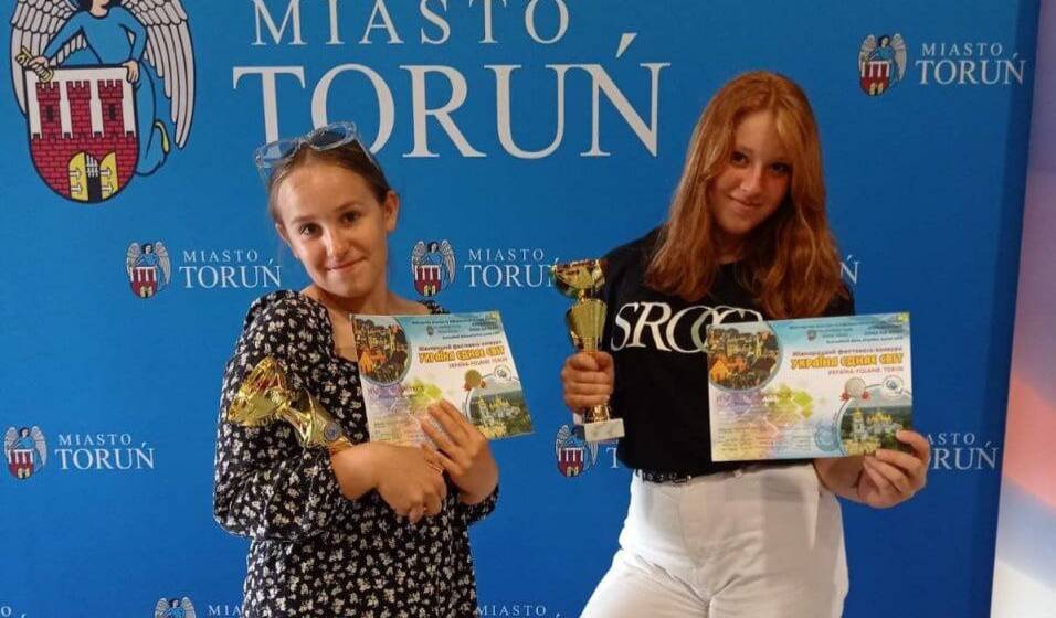 Вінничанки Анастасія Побережна та Марія Ніколаєць посіли призові місця на міжнародному конкурсі «Україна єднає світ»