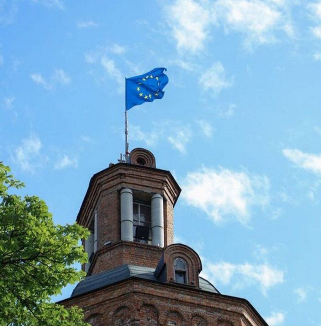 На Вежі Артинова тиждень майорітиме прапор та гратиме гімн Євросоюзу