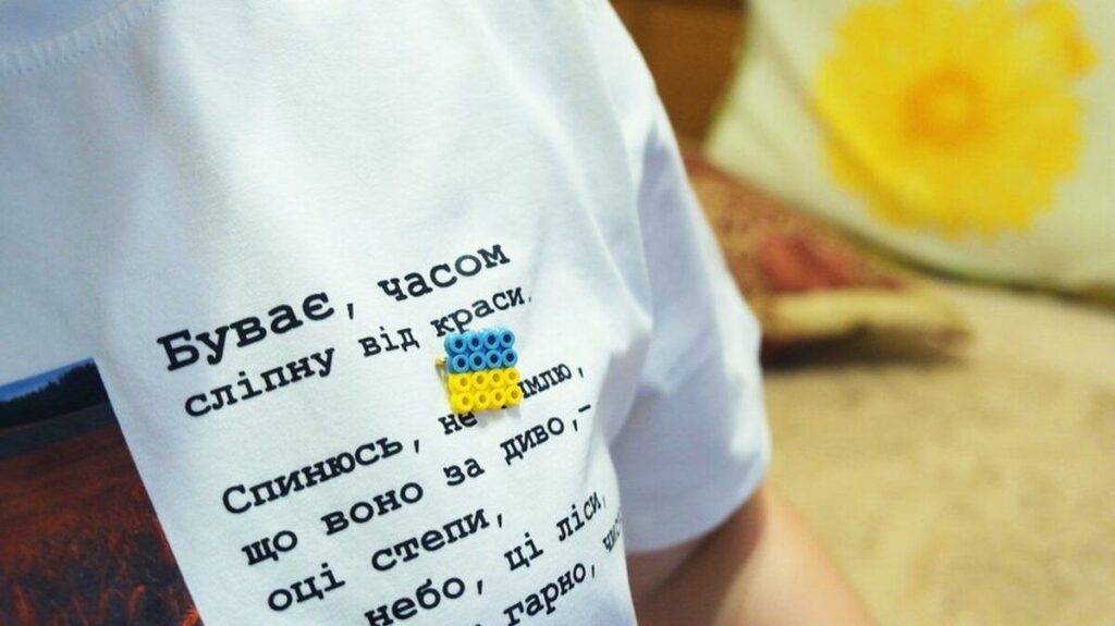 Патріотичні брошки та букети з лаванди: у Вінниці 8-річна дівчинка збирає гроші на дрон захисникам