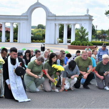 У Тростянці сотні людей прийшли попрощатися із загиблим військовим Анатолієм Деркачем