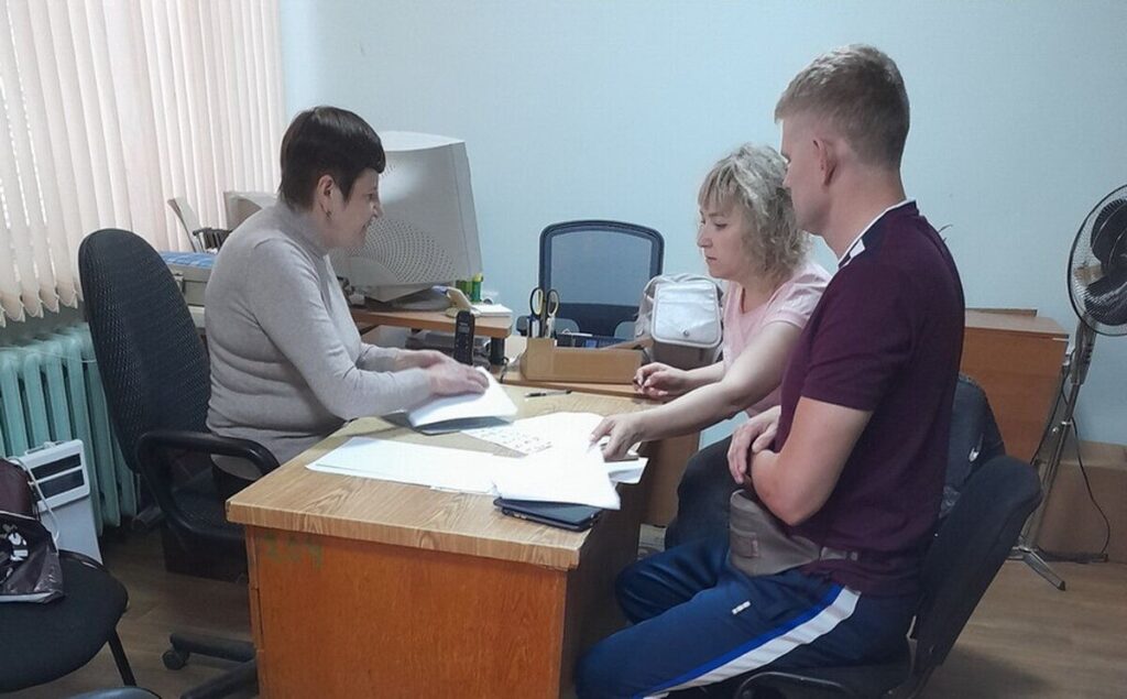 У Вінниці допомагають навчити спілкуванню жінку, яка не чує, не говорить і втратила зір перед війною