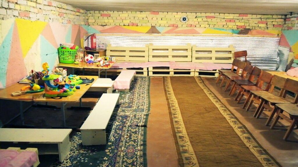 Запасний вихід, біотуалети і аптечки: як облаштовують укриття у школах на Вінниччині