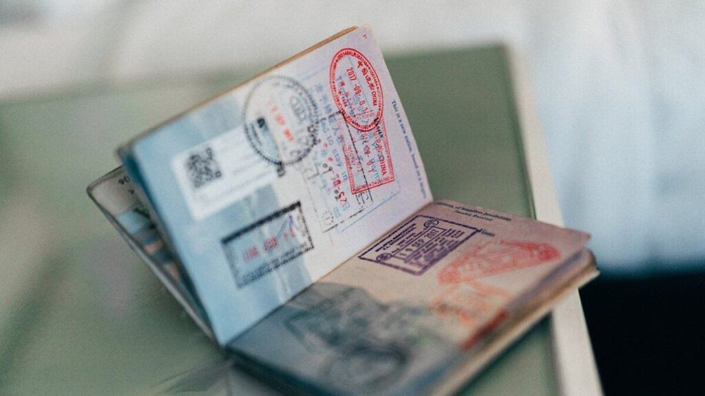 ЄС не планує запроваджувати повну заборону на видачу віз росіянам — Єврокомісія