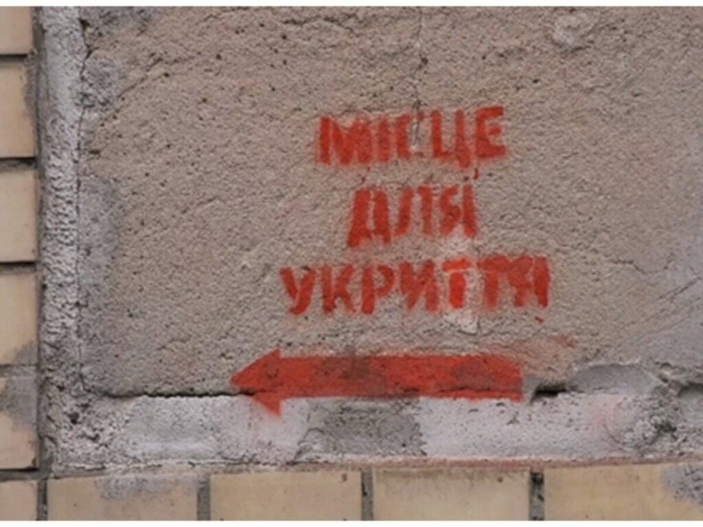 Мешканці багатоповерхівки у Вінниці облаштували укриття в підвалі