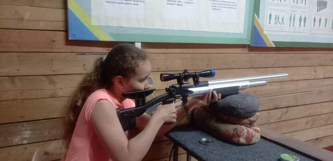 Не думати про війну та продовжувати жити спокійним дитячим життям 11-річній Анастасії з Донеччини допомагає секція кульової стрільби