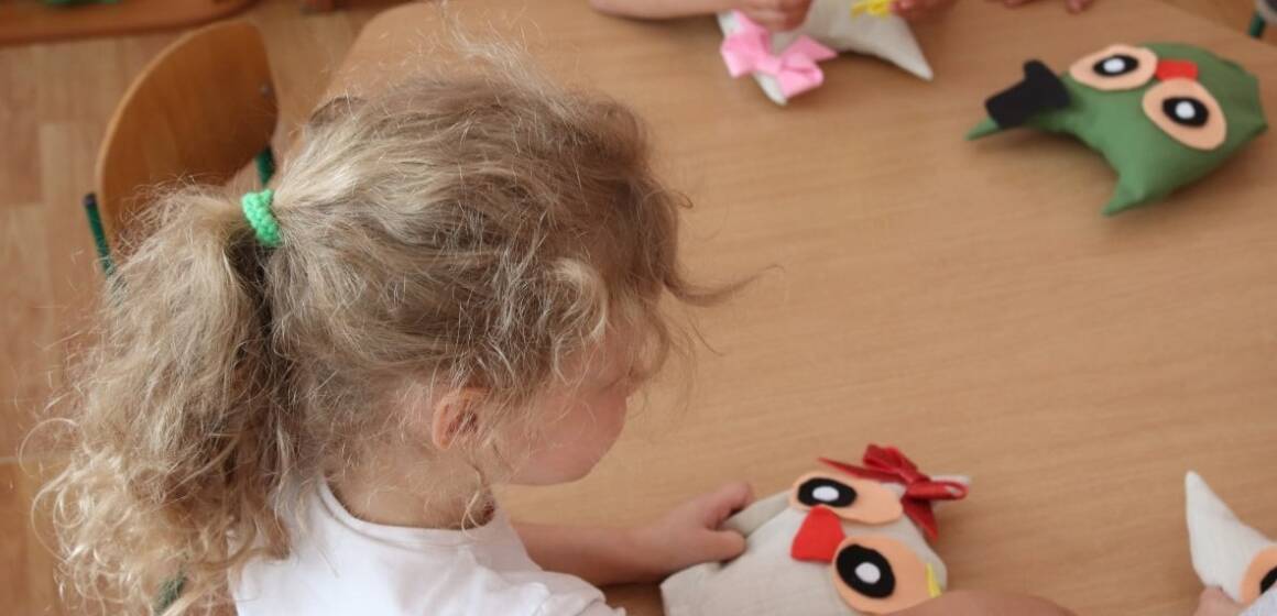 М’яку іграшку «Совеня» навчились робити діти із дитячого будинку Вінниці