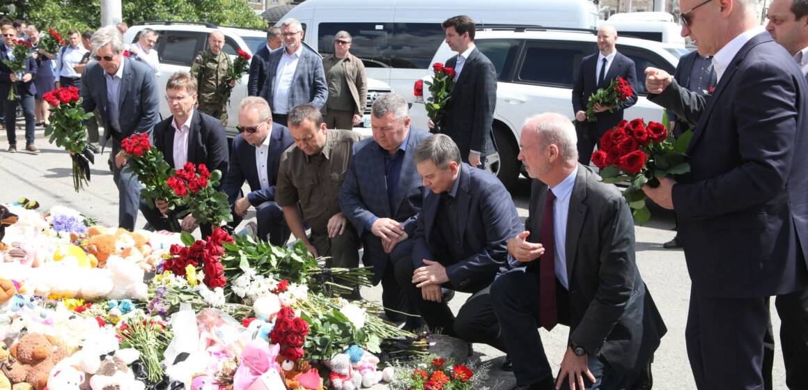 Посли країн Європейського Союзу та Ізраїлю і Швейцарії відвідали Вінницю після ракетного обстрілу
