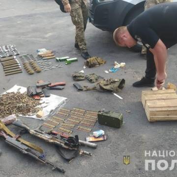 Поліцейські Вінниччини вилучили у чоловіка 2 автомати, 38 гранат та 5 тисяч набоїв