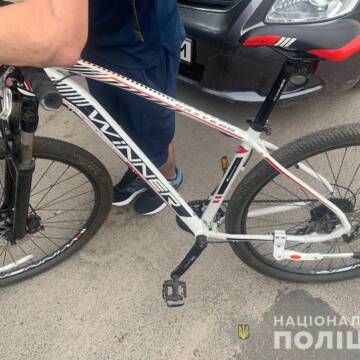 Поліцейські встановили правопорушника, який з під’їзду будинку викрав велосипед
