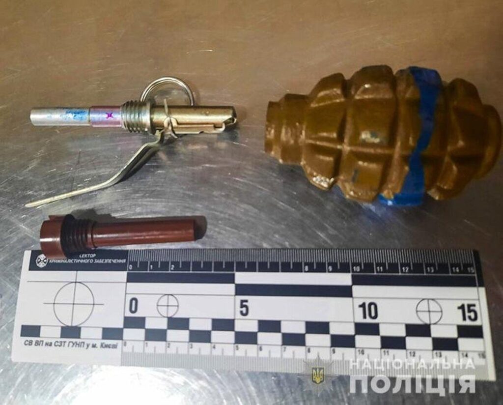 На залізничному вокзалі Києва затримали вінничанина з гранатою під футболкою