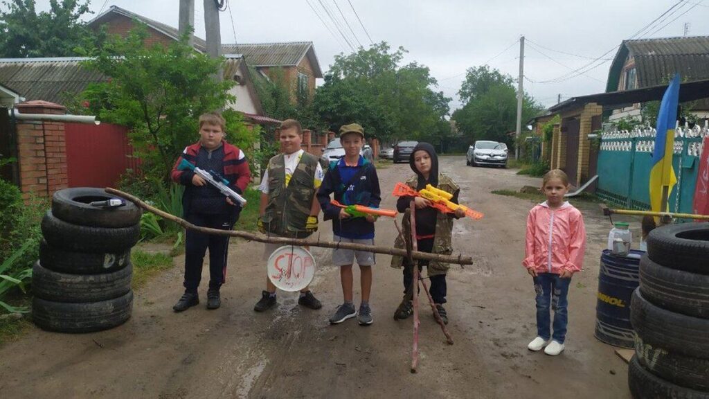 Шини, прапор та водяні пістолети: у Вінниці діти облаштували блокпост, щоб допомогти ЗСУ