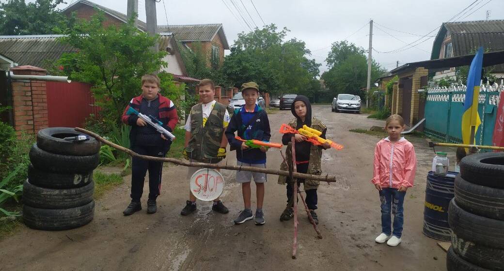 Шини, прапор та водяні пістолети: у Вінниці діти облаштували блокпост, щоб допомогти ЗСУ