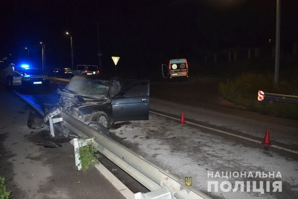 Під Вінницею автомобіль влетів у відбійник. Загинула 8-місячна дитина
