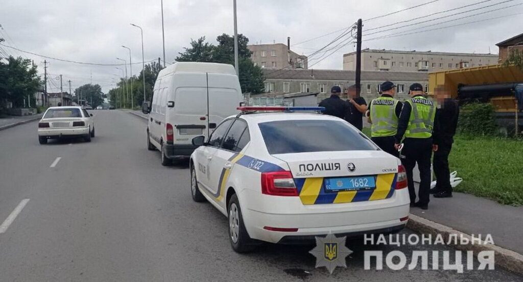 У Вінниці водій перевозив понад півтонни фальсифікованого алкоголю та 600 пачок безакцизних цигарок