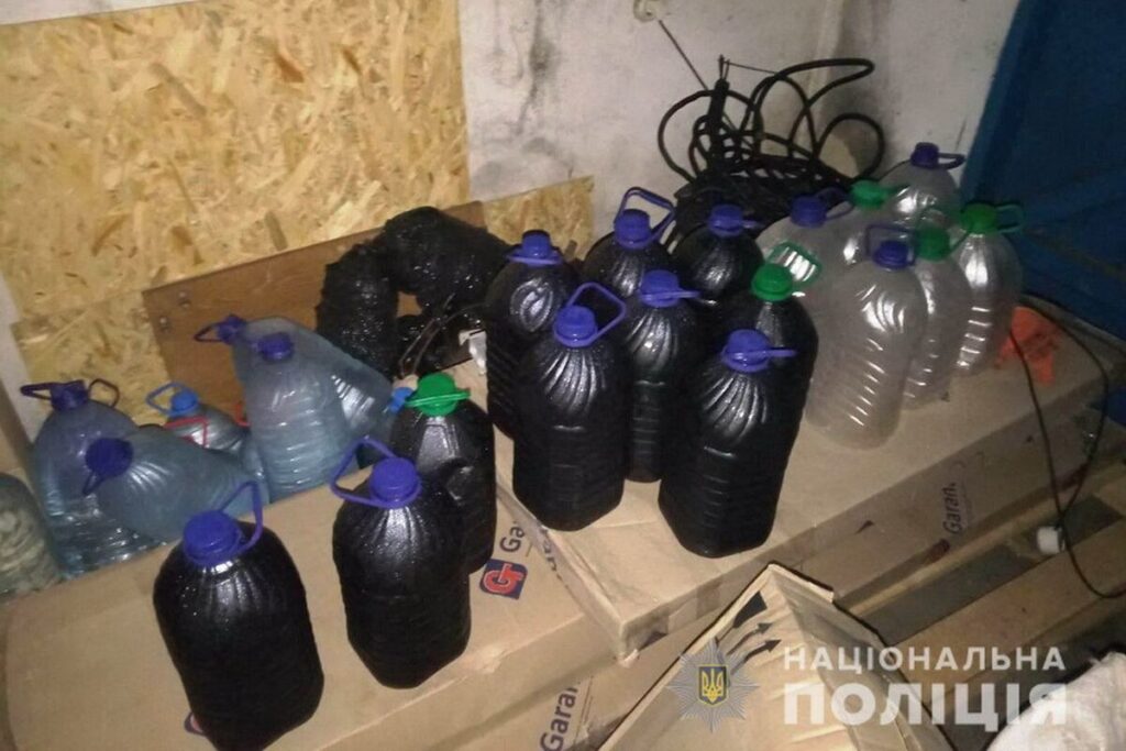 На Вінниччині чоловік у власному гаражі виготовляв алкоголь, розливав по пляшках і продавав
