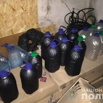 На Вінниччині чоловік у власному гаражі виготовляв алкоголь, розливав по пляшках і продавав