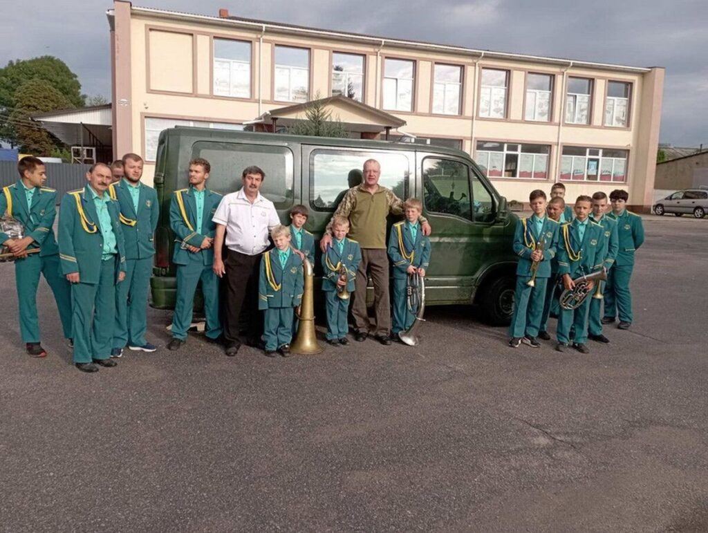 «Маестро-2». Дитячий духовий оркестр з Вінниччини придбав мікроавтобус для бійців ЗСУ