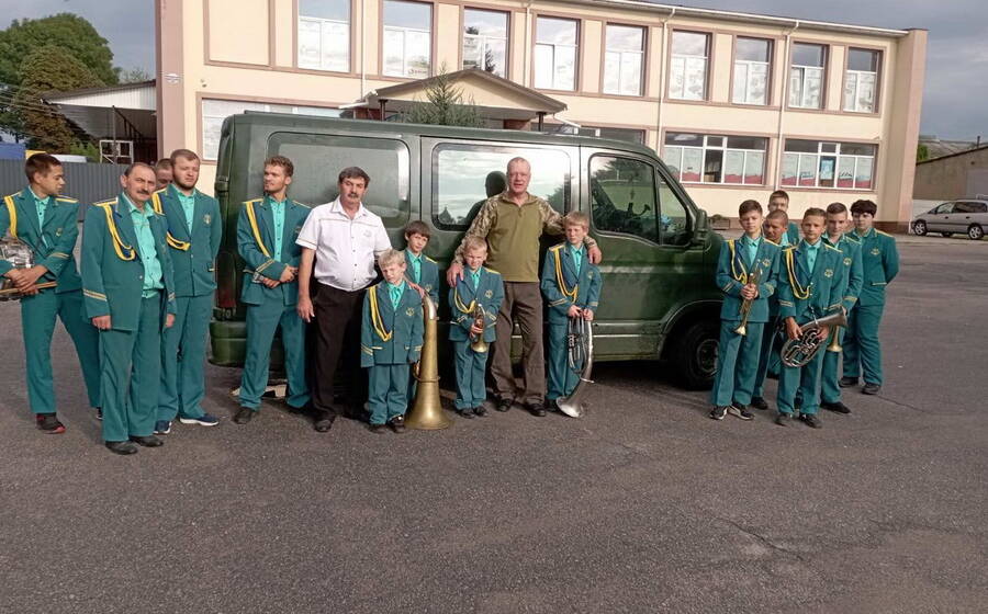 «Маестро-2». Дитячий духовий оркестр з Вінниччини придбав мікроавтобус для бійців ЗСУ