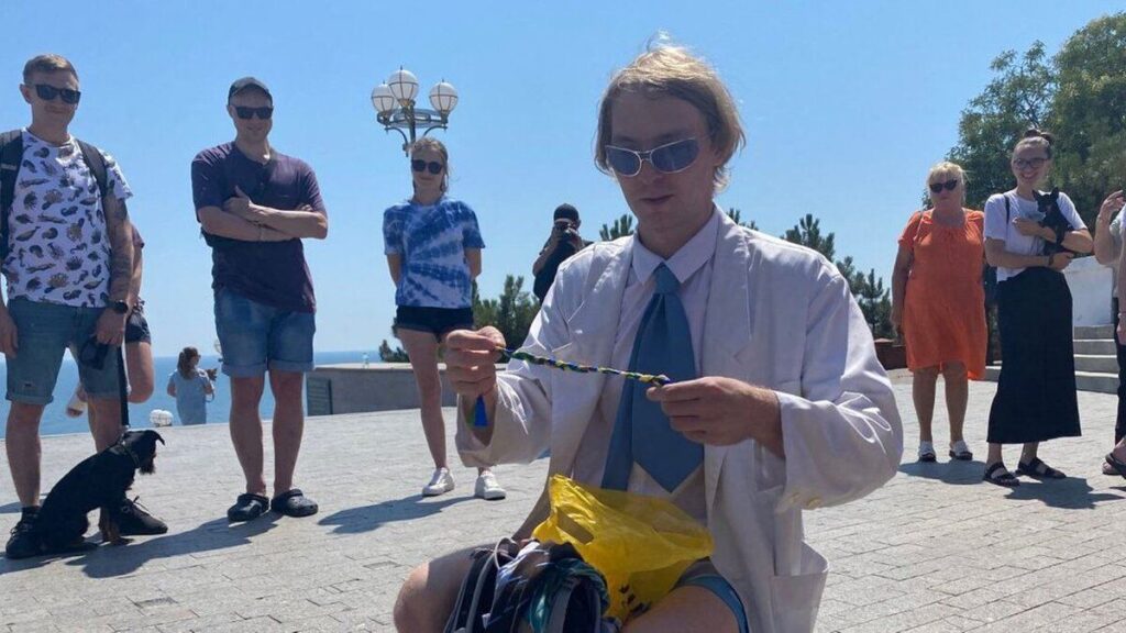 Чемпіон Ліги сміху з Одещини підйомом на Говерлу завершує збір коштів на автомобілі швидкої