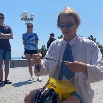 Чемпіон “Ліги сміху” з Одещини підйомом на Говерлу завершує збір коштів на автомобілі “швидкої”
