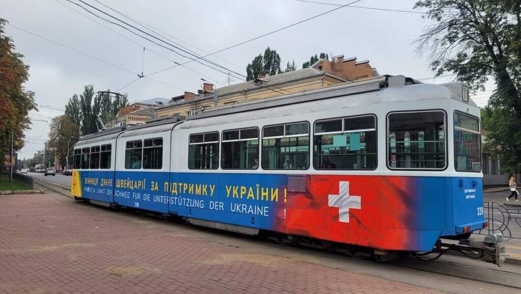У Вінниці повернувся на маршрут «трамвай дружби», який постраждав від ракетного обстрілу