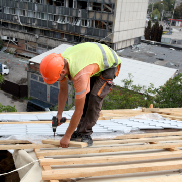 Капітальний ремонт дахів та заміна вікон коштами міського бюджету: у Вінниці продовжують ліквідовувати наслідки теракту