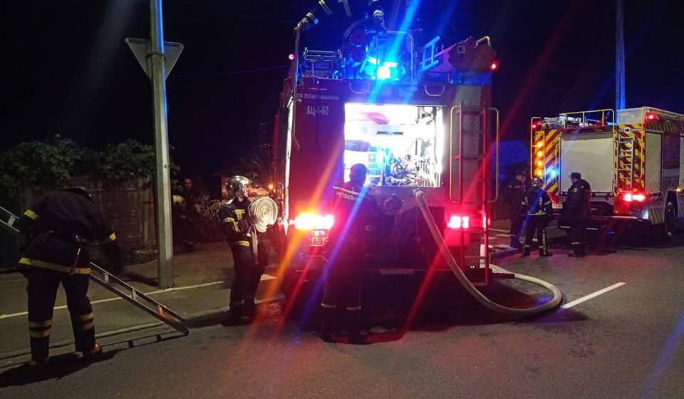 Вінницькі рятувальники гасили автомобіль, який загорівся внаслідок пожежі в гаражі