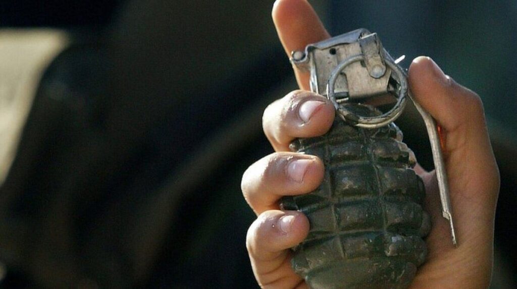 В Ладижині біля річки затримали п’яного чоловіка з гранатою