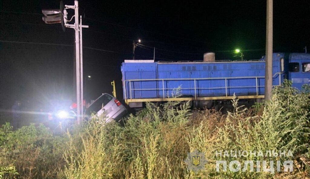 На Вінниччині вантажний потяг зіштовхнувся з автомобілем. Загинув пасажир автівки