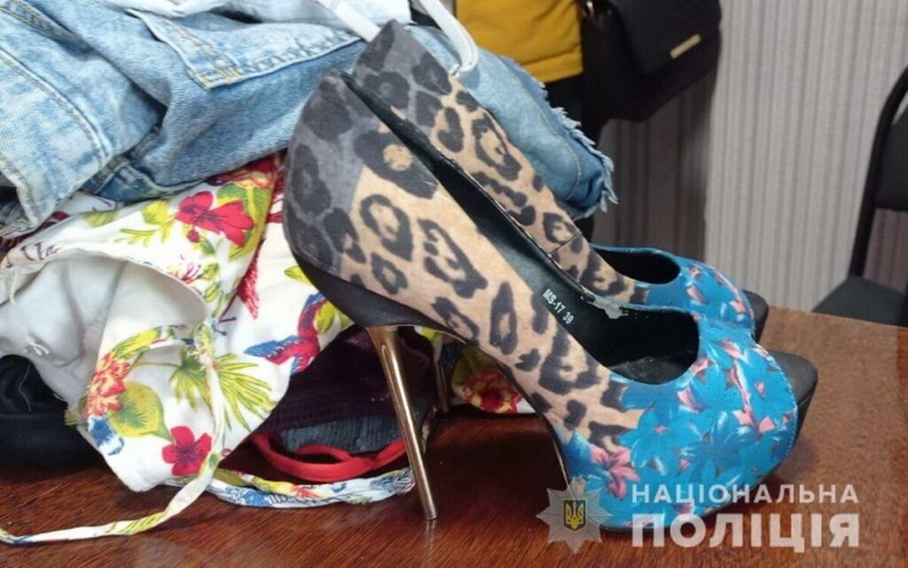 Поліція викрила 26-річну вінничанку, яка втягувала неповнолітніх дівчат до роботи «веб-моделями» та демонстрації інтимни