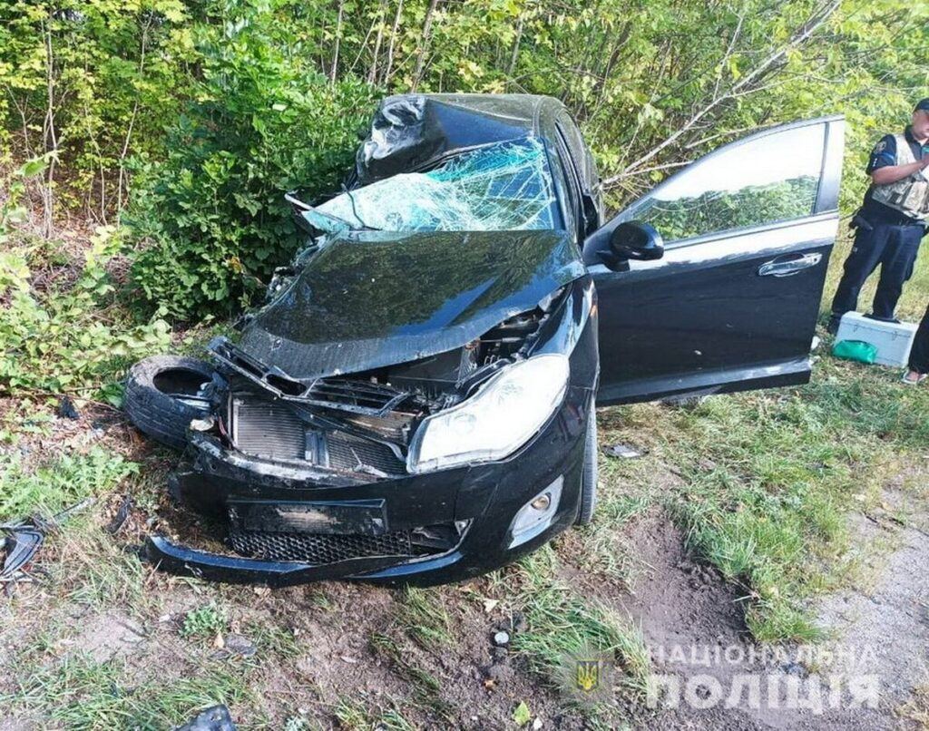 На Вінниччині сталась жахлива автотроща. Двоє людей загинули, ще одна потерпіла померла у лікарні