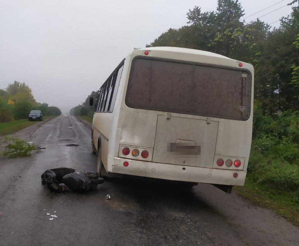 У Вінницькому районі скутерист в’їхав у пасажирський автобус