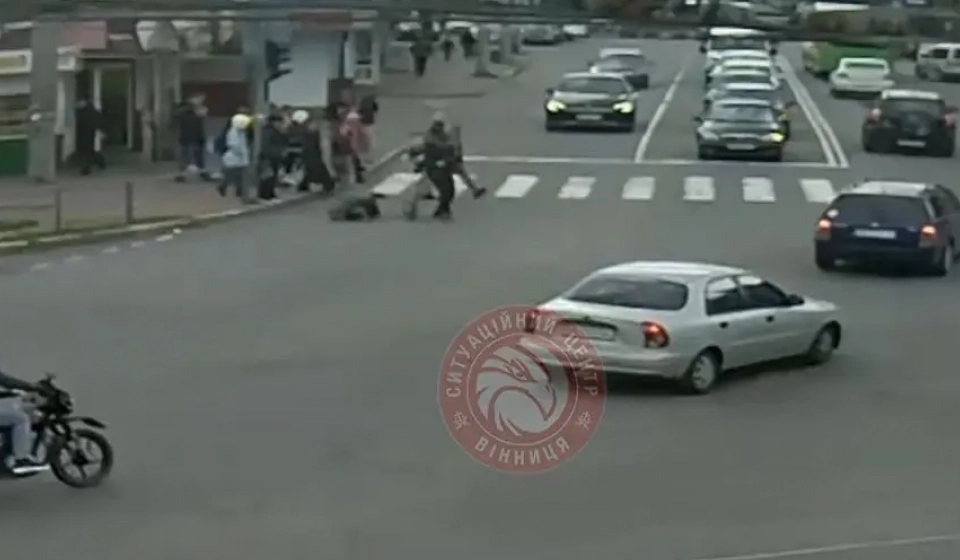 На Пирогова чоловік на самокаті збив жінку та втік з місця події.