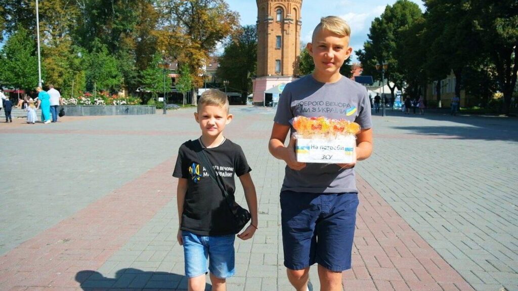 Двоє вінницьких школярів продають льодяники й авторські прикраси для допомоги ЗСУ