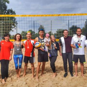 У Вінниці пройшов матч із пляжного волейболу серед сімейних пар на підтримку ЗСУ