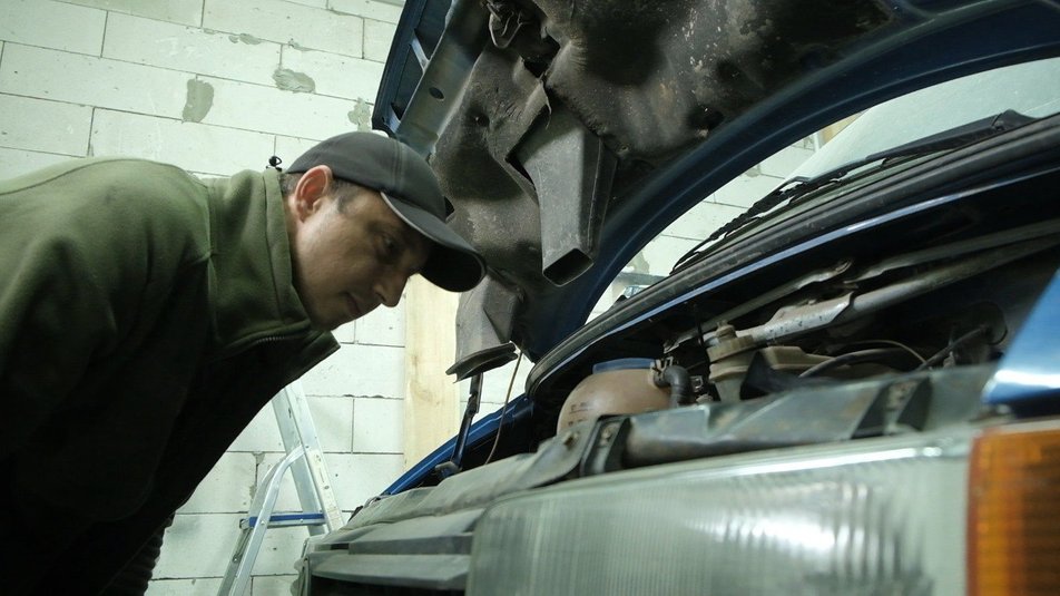 “Це війна, техніка горить, знищується ворогом”: як вінницькі волонтери ремонтують для бійців автівки
