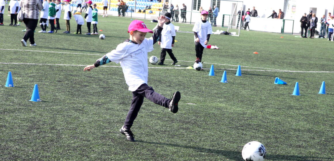 Позитивні емоції та спортивний азарт: у Вінниці стартував соціальний проєкт «Відкриті уроки футболу»