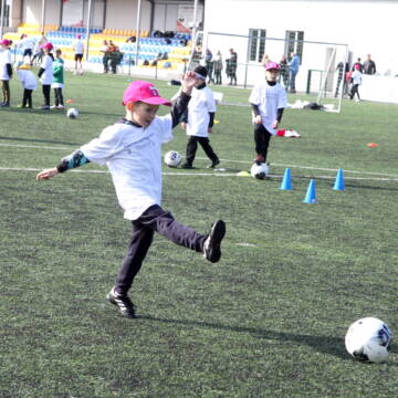 Позитивні емоції та спортивний азарт: у Вінниці стартував соціальний проєкт «Відкриті уроки футболу»