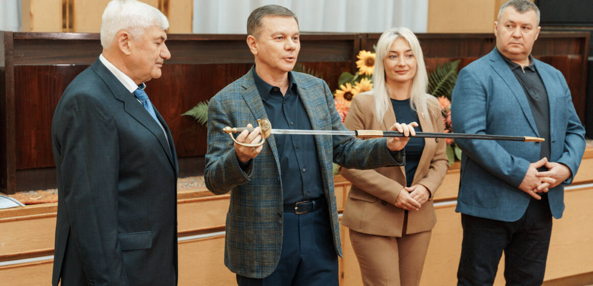 «На вічний спомин»: міський голова Вінниці подарував музею-садибі М. І. Пирогова нагородну шпагу