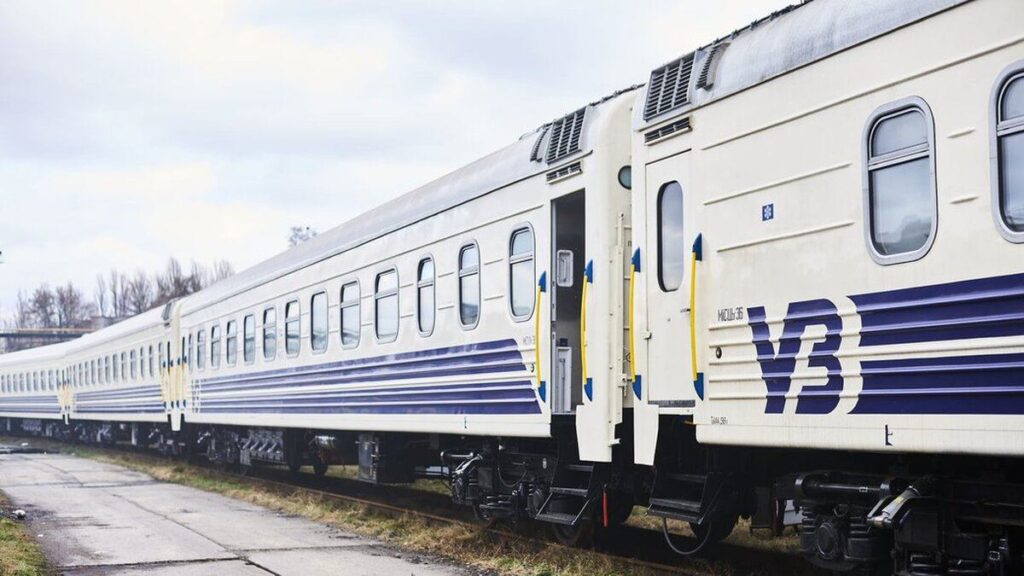 Укрзалізниця повідомляє про затримку низки потягів