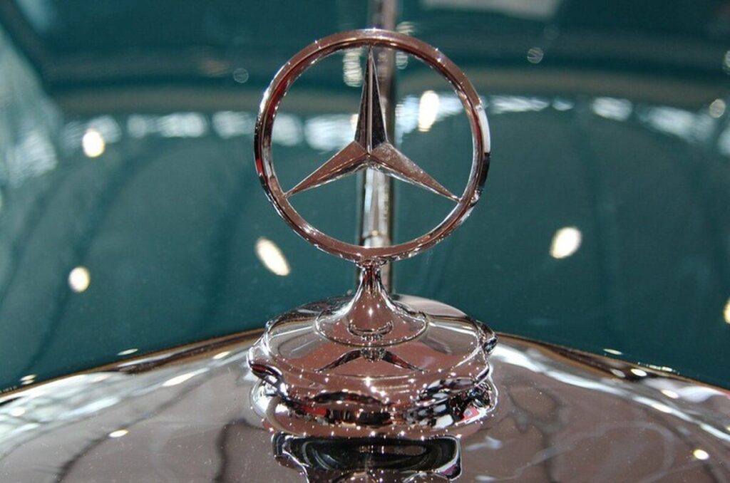 Mercedes-Benz іде з Росії і продає активи