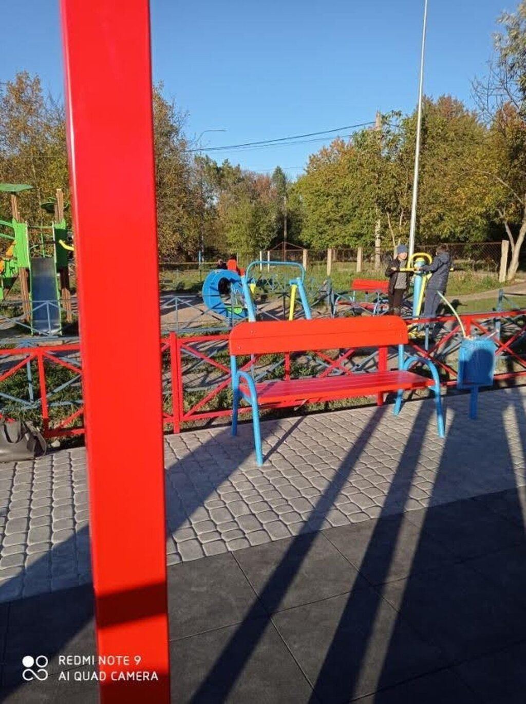 У селищі Десна встановили фітнес майданчик з м’яким покриттям