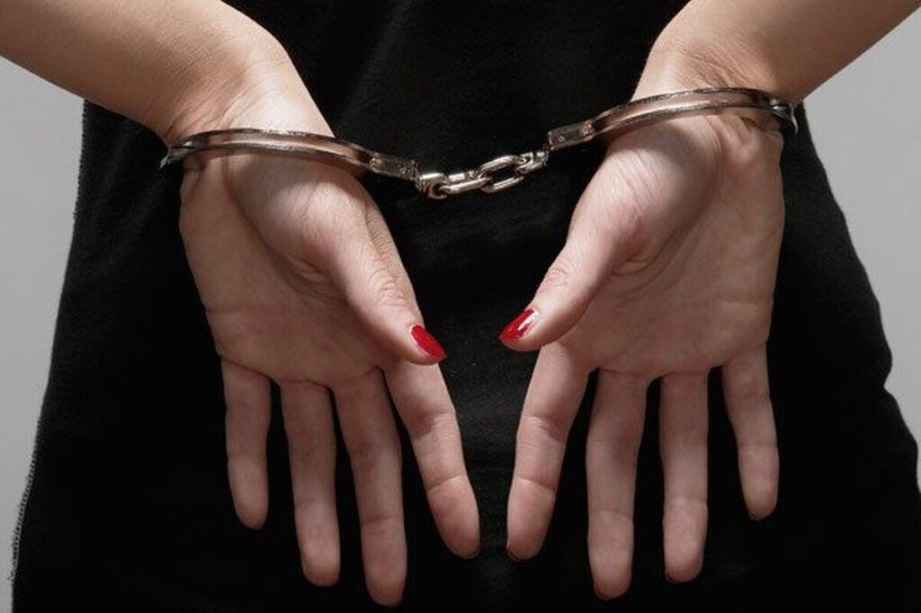 На Вінниччині жінка серед білого дня пограбувала малолітню дівчинку