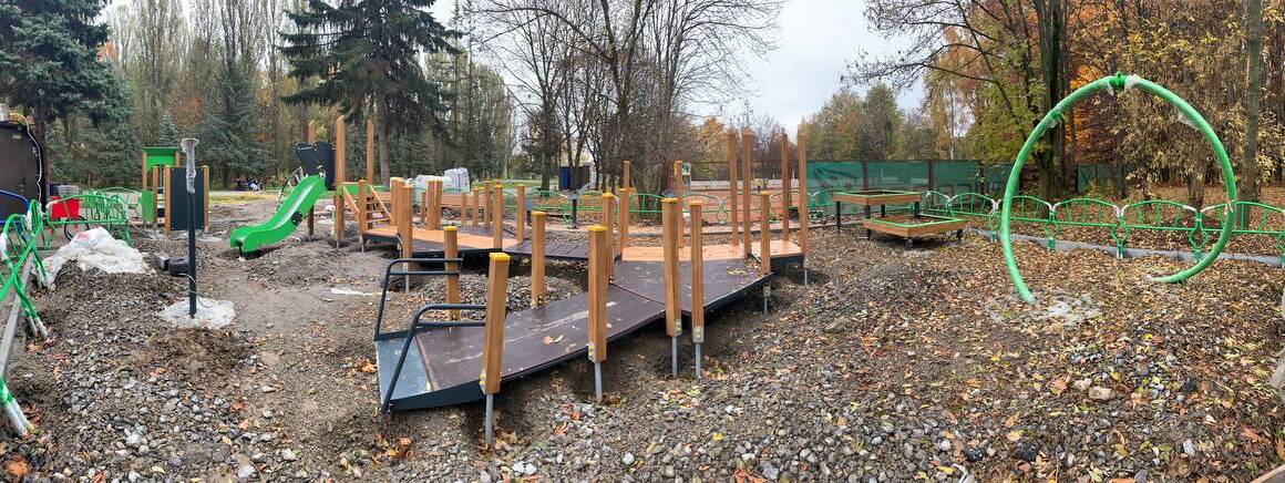 У Вінниці триває капремонт інклюзивного дитячого майданчика у Вишенському парку