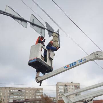 Для підвищення безпеки руху на перехресті вулиць Зодчих-Пирогова замінюють світлофори