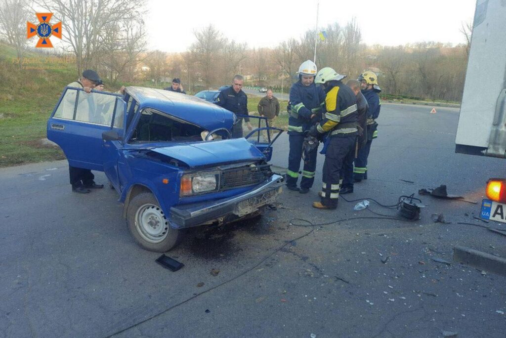 В селі на Вінниччині зіткнулися легковик та вантажівка