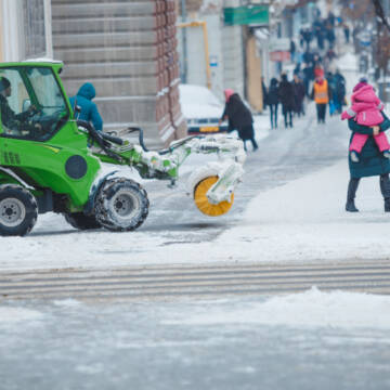 Понад 20 одиниць спецтехніки  прибирали вулиці та дороги від снігу