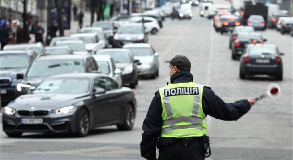 “Живі” світлофори. Вінницьким автомобілістам нагадали сигнали регулювальника